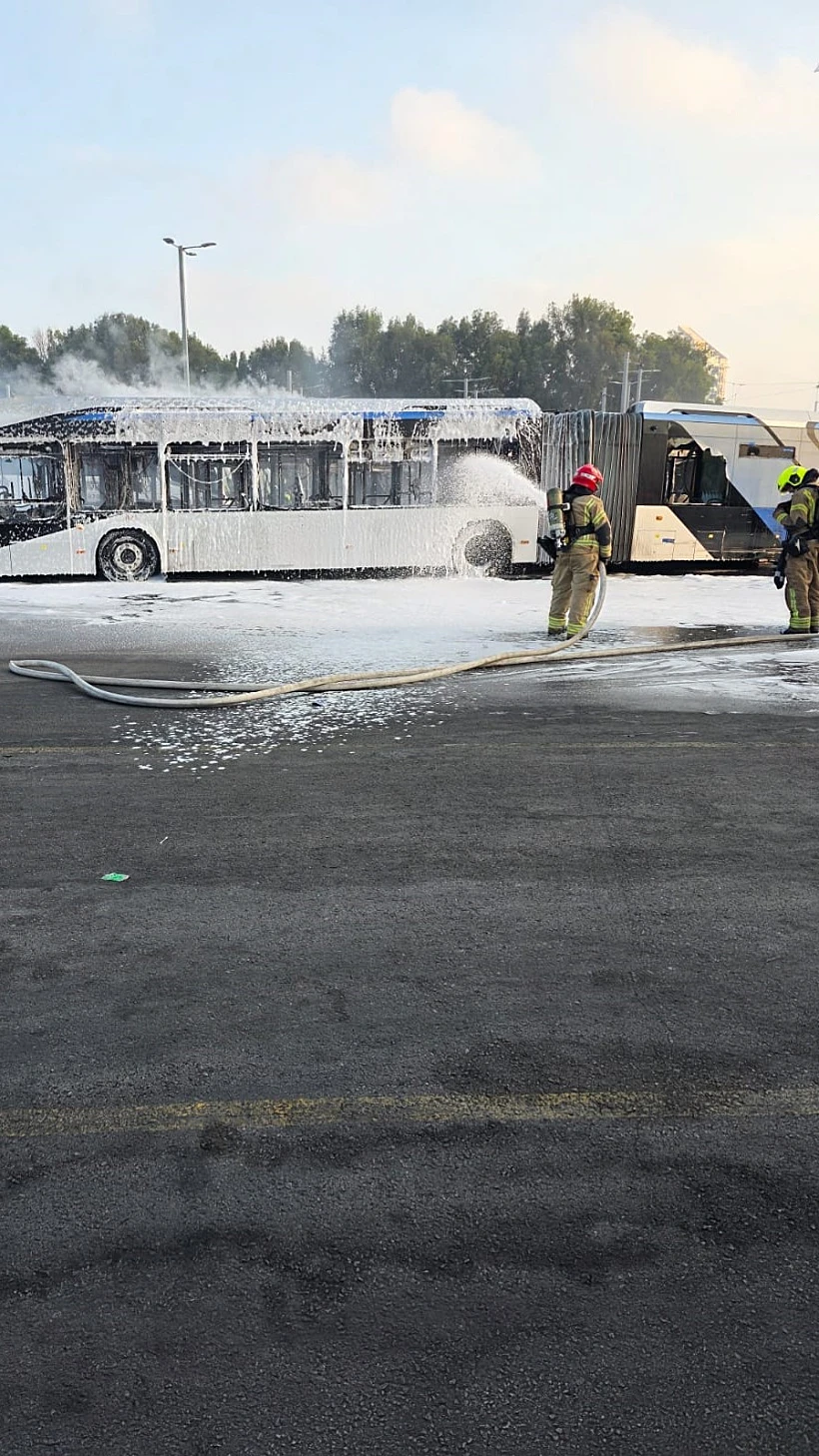 זירת השריפה במסוף אוטובוסים בבת ים