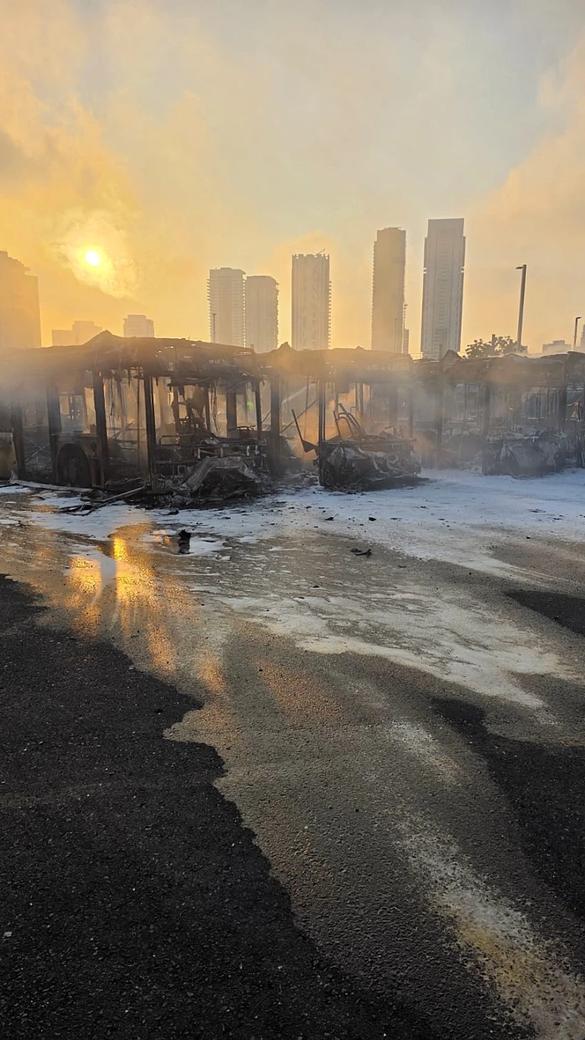 זירת השריפה במסוף אוטובוסים בבת ים