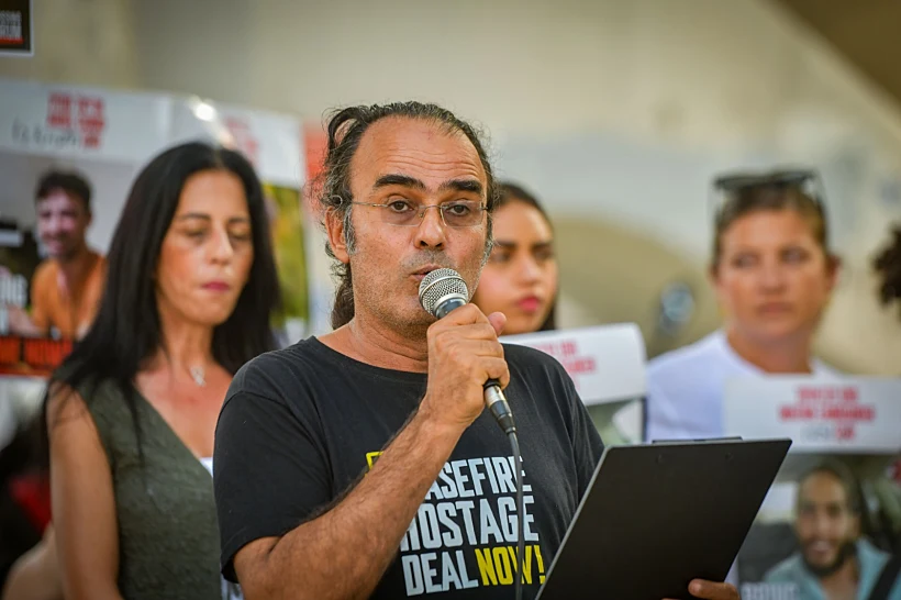 יהודה כהן, אביו של החייל החטוף נמרוד כהן, לצד עינב צנגאוקר