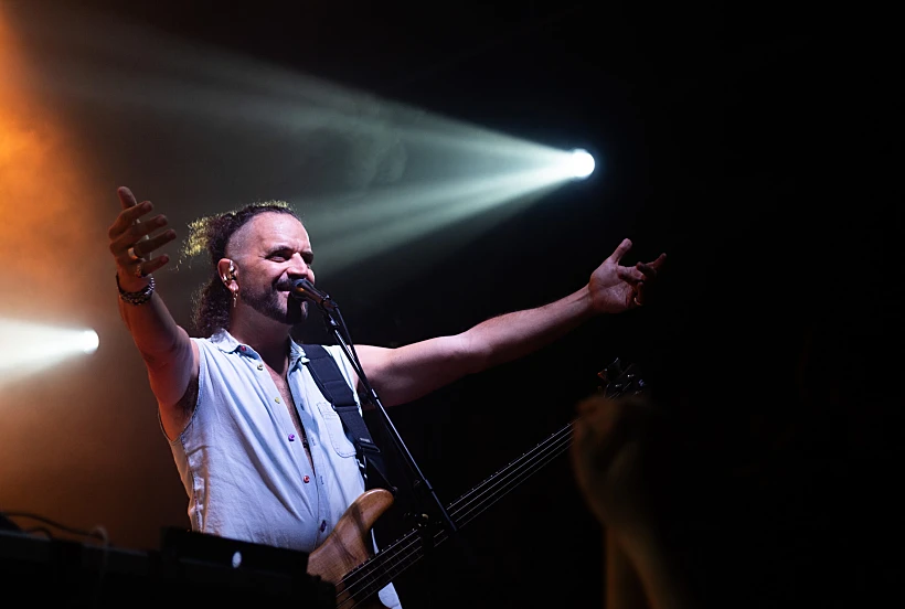 הדג נחש בהופעה בבארבי