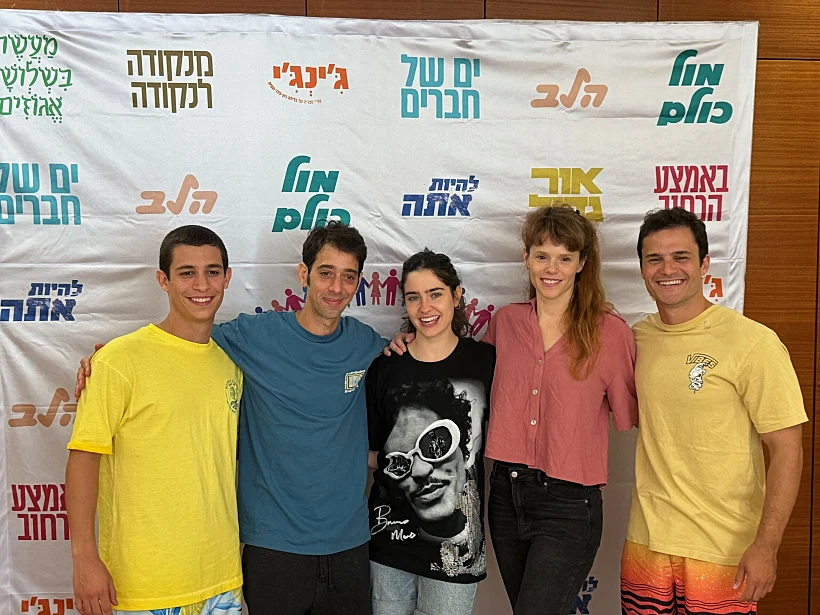 אמיר בנאי וצוות השחקנים בהצגה