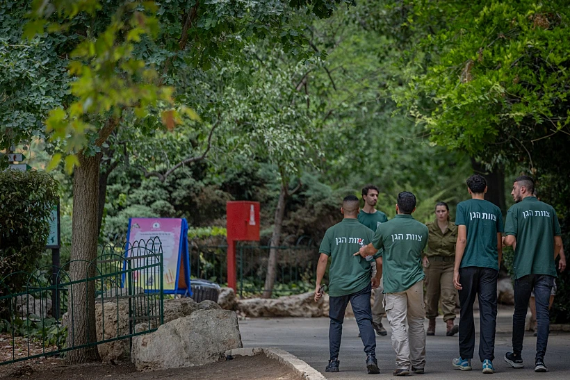 עובדי גן החיות התנ"כי וכוחות הצלה בזירת תקיפת הנמר