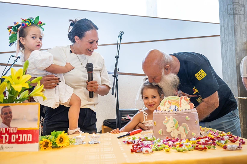 רוני, בתו של החטוף עמרי מירן, מציינת יום הולדת 4 בכיכר החטופים