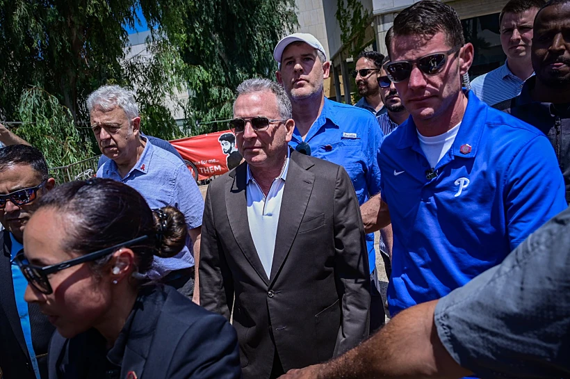 שליח ארה"ב למזה"ת סטיב ויטקוף בכיכר החטופים