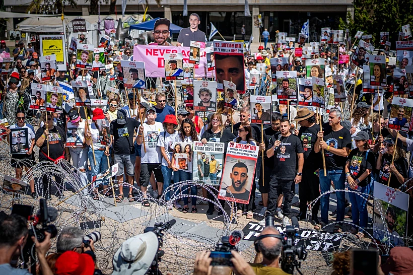 מתחם גדרות התיל בכיכר החטופים בתל אביב