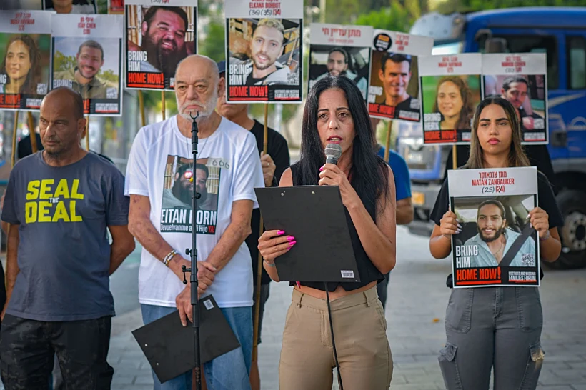 עינב צנגאוקר ואיציק הורן בהצהרת משפחות החטופים בשער בגין