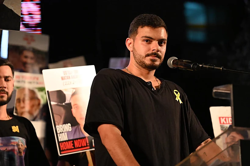 שורד השבי עומר ונקרט בכיכר החטופים