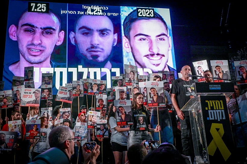 תמונותיו של רום ברסלבסקי בכיכר החטופים