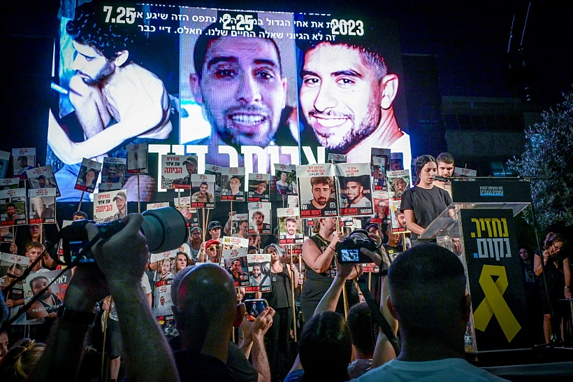 תמונותיו של אביתר דוד בכיכר החטופים