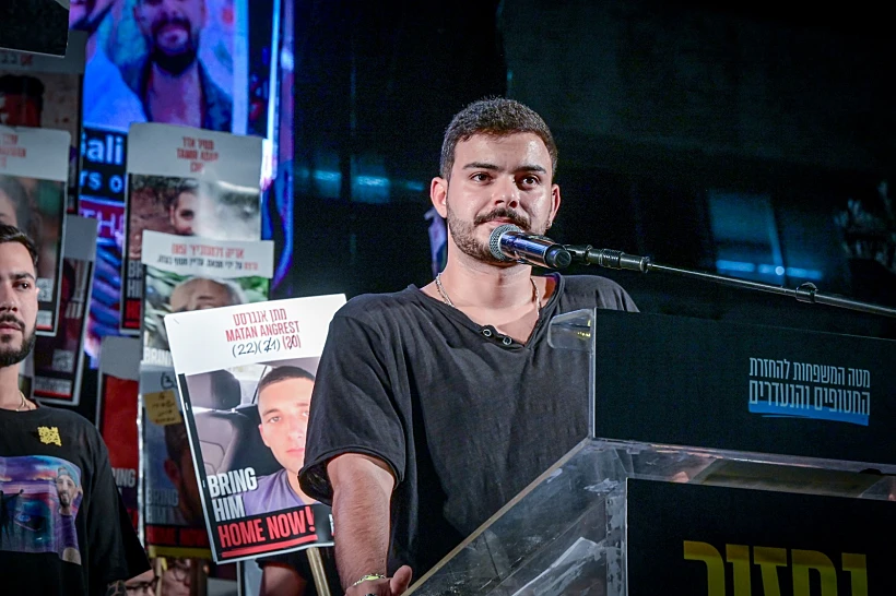 עומר ונקרט נואם בכיכר החטופים