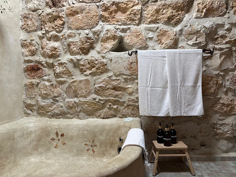 אמבטיה באחת הסוויטות בחמדתיה