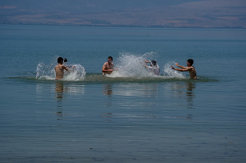 מבלים ישראלים בכינרת