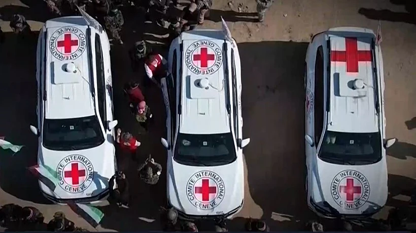 רכבי הצלב האדום בנקודת שחרור החטופים