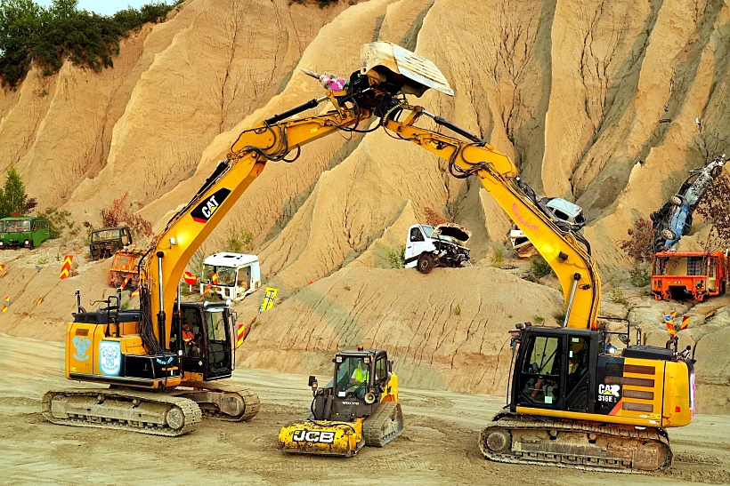 ‘romeo And Juliet’ Gets Mechanical In Disused Prison Quarry