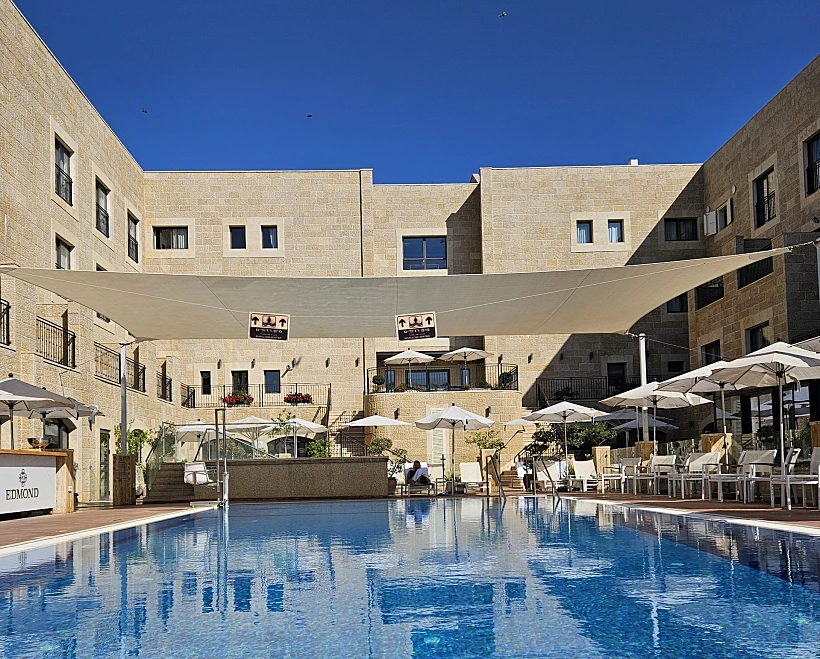 הבריכה של מלון אדמונד ראש פינה