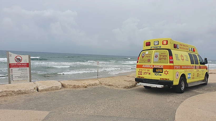 ניידת מד"א בחוף הים