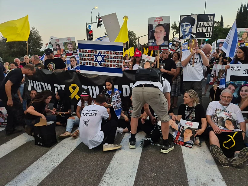 משפחות חטופים קושרות את עצמן בשלשלאות ברזל מול דיון הקבינט