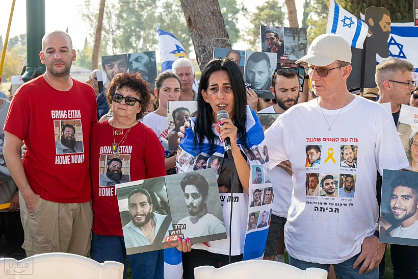 שורדי שבי ובני משפחות החטופים מול בית השר כ"ץ עינב צנגאוקר יאיר הורן אוהד בן עמי