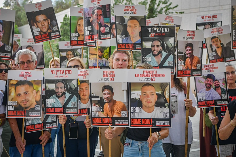 משפחות חטופים בהצהרה לתקשורת בשער בגין