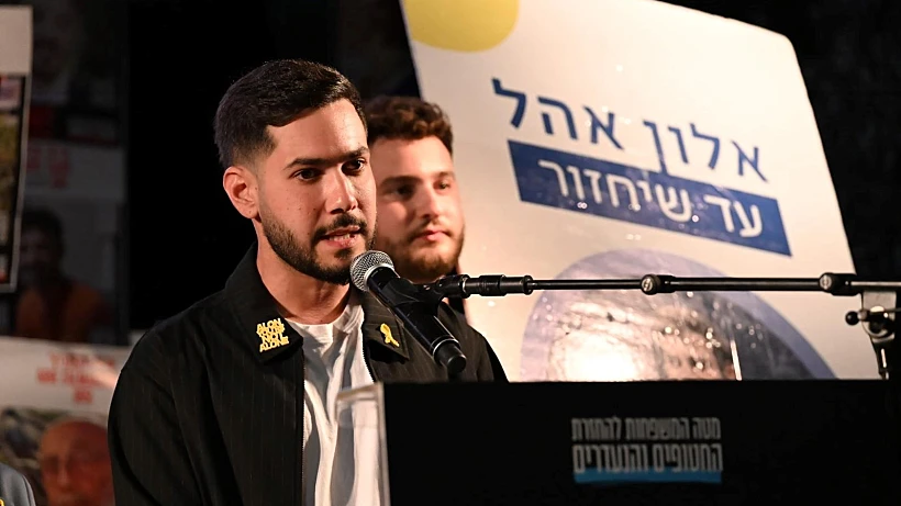 שורד השבי אלי-ה כהן בנאום בעצרת בכיכר החטופים