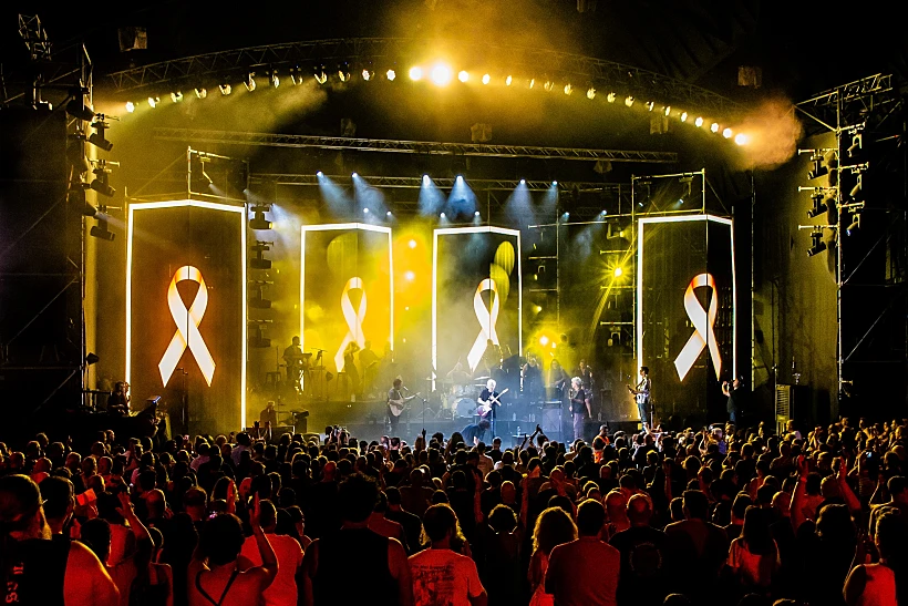 שלום חנוך במופע 40 שנה ל"מחכים למשיח"