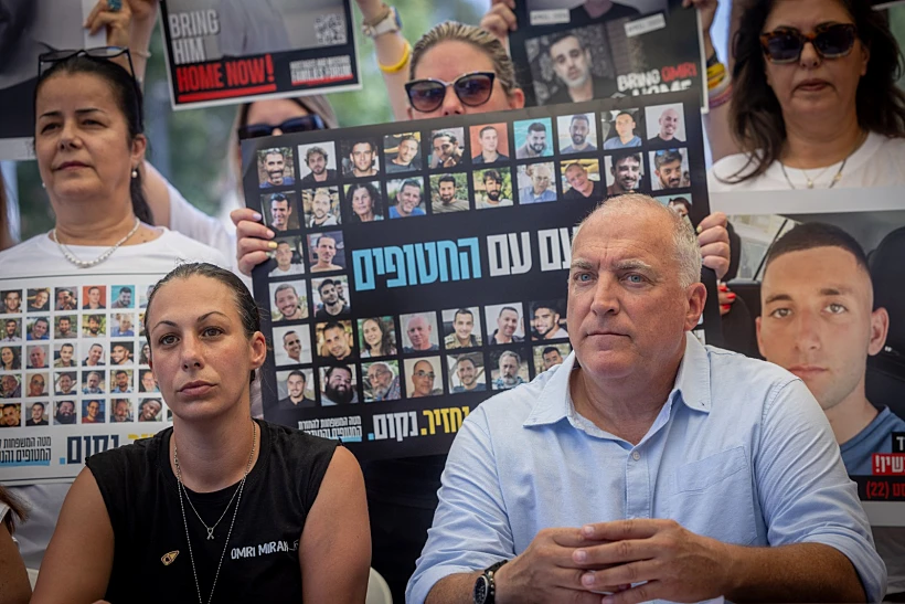 משפחות חטופים וחללים במסיבת עיתונאים לקראת השבתת המשק