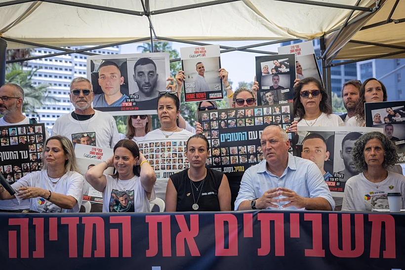 משפחות חטופים וחללים במסיבת עיתונאים לקראת השבתת המשק