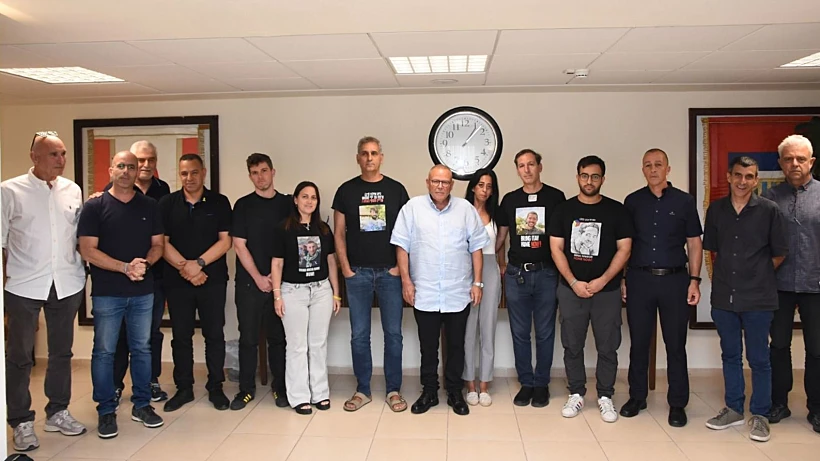 ארנון בר-דוד עם נציגי המשפחות