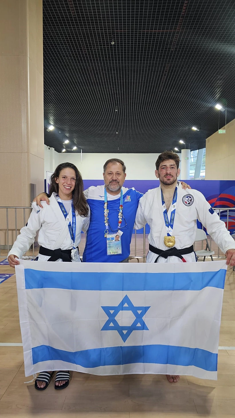 נמרוד ריידר ומשי רוזנפלד עם המדליות לאחר "משחקי העולם