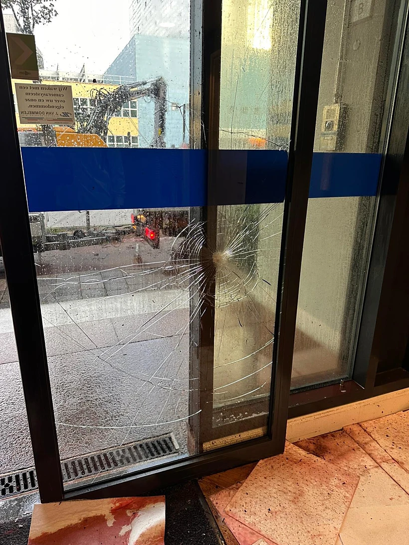 הכניסה לשגרירות ישראל בהאג, הבוקר