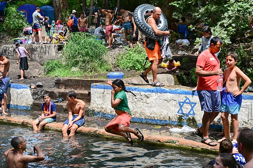מבלים בבריכת הקצינים ברמת הגולן