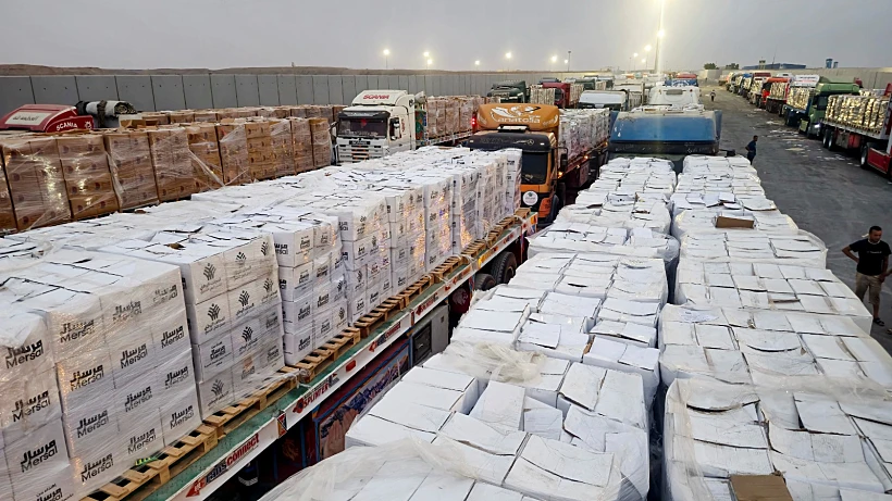 משאיות סיוע ממתינות במעבר רפיח עזה