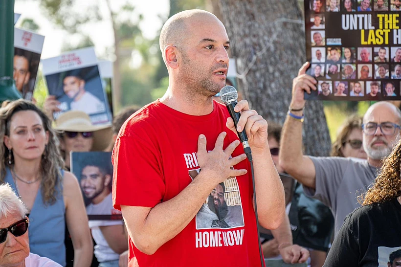 שורד השבי יאיר הורן מול בית השר כ"ץ