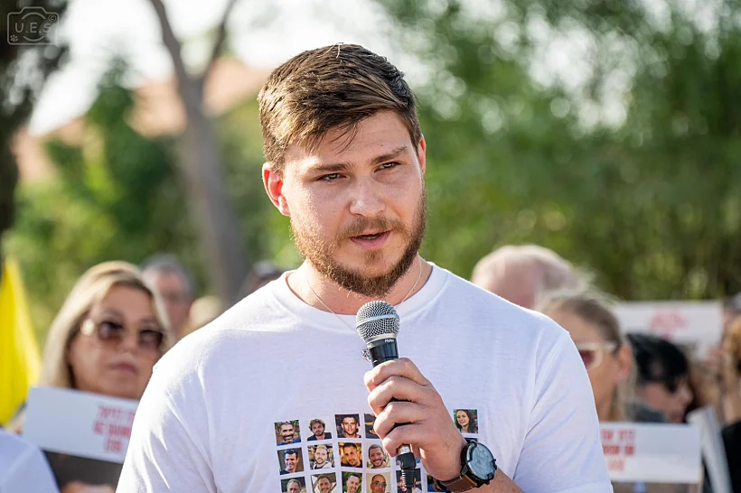 שורד השבי סשה טרופנוב מול בית השר כ"ץ