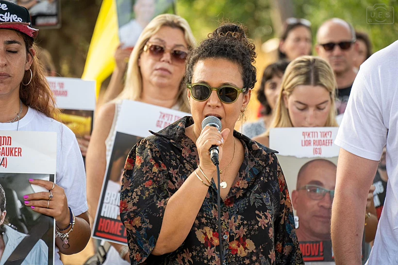 ניבה, אימו של שורד השבי עומר ונקרט, מול בית השר כ"ץ