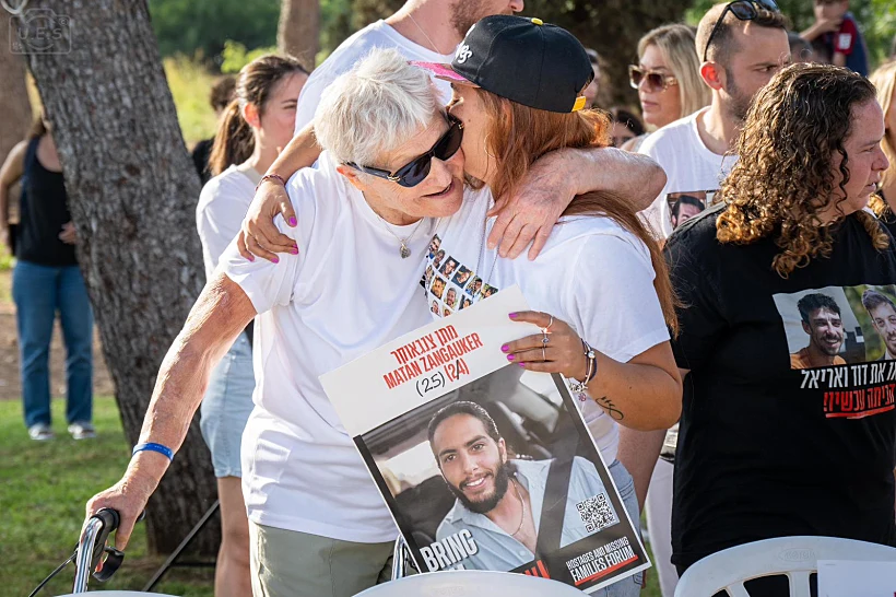 שורדות השבי יפה אדר ואילנה גריצווסקי מול בית השר כ"ץ