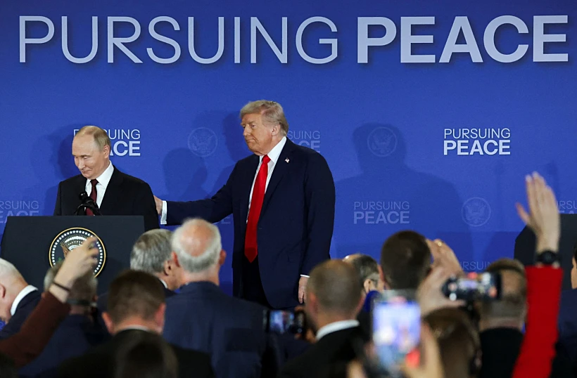 נשיא ארה"ב דונלד טראמפ ונשיא רוסיה ולדימיר פוטין לאחר המפגש באלסקה