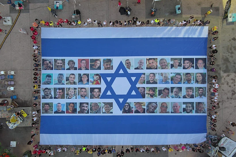 דגל ישראל עם תמונות החטופים, עם פתיחת "שביתת העם