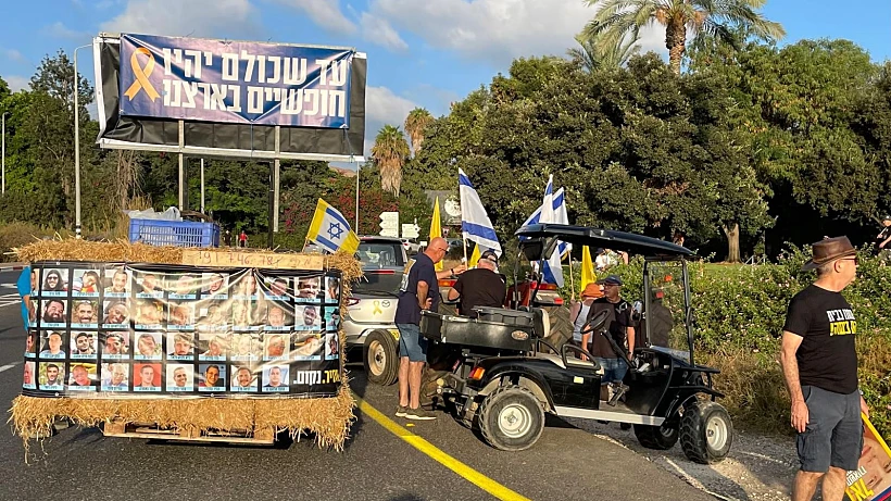 מפגינים למען השבת החטופים בצומת בצומת העוגן, עמק חפר