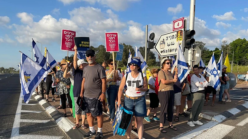 מפגינים למען השבת החטופים בכביש 4