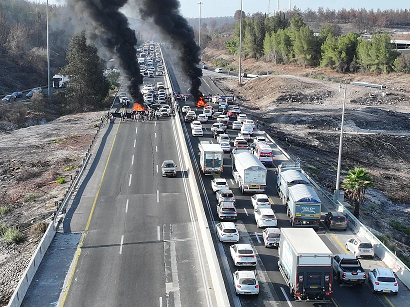 מפגינים חוסמים את כביש 1