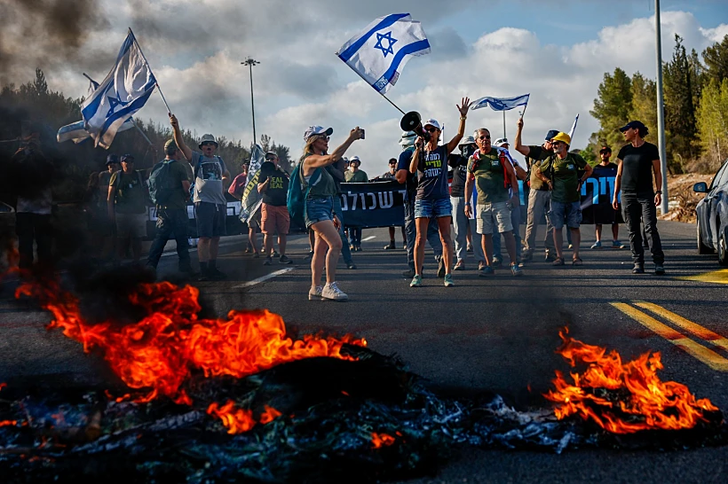 מפגינים למען השבת החטופים במחלף לטרון