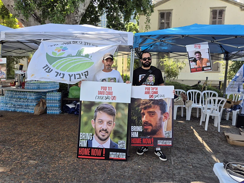 ירדן ביבס ואיתן קוניו, אחיהם של החטופים דוד ואריאל, במאהל המחאה בניר עוז