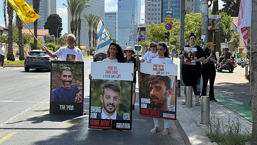 ארבל יהוד, שרון קוניו ומשה אדר חוסמים את הכביש סמוך למאהל ניר עוז בתל אביב