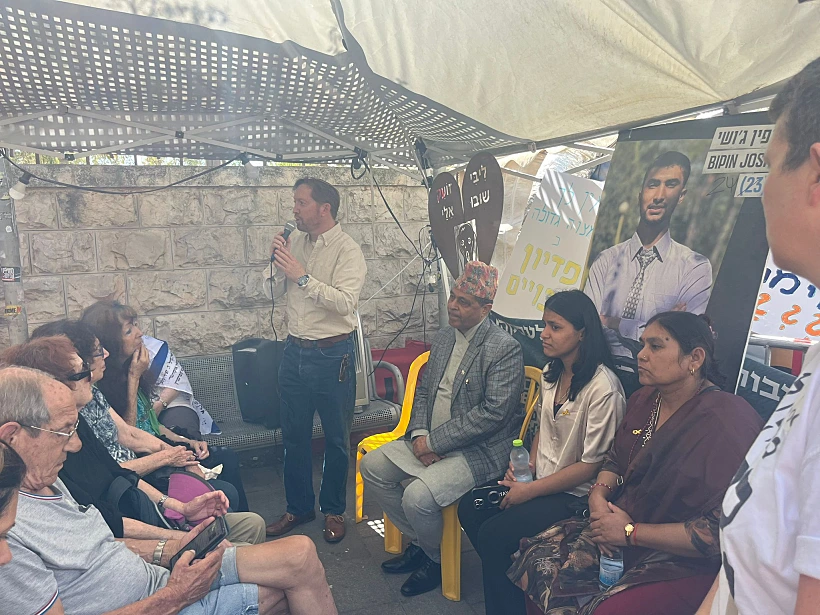 משפחתו של החטוף הנפאלי ביפין ג'ושי במאהל המשפחות בירושלים