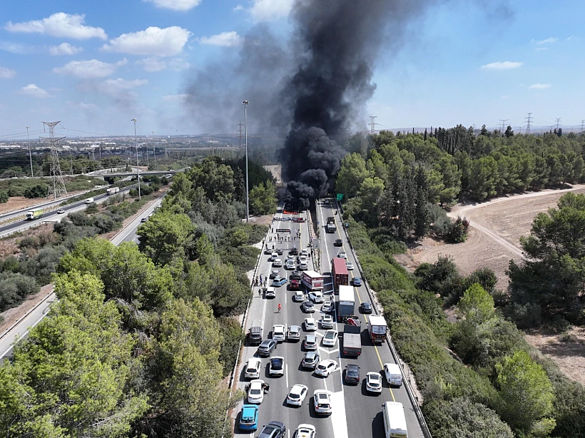 מפגינים חוסמים את כביש 1 ליד מחלף בן שמן