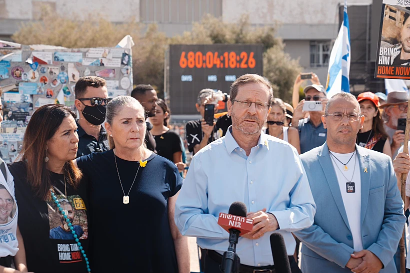 הנשיא הרצוג בכיכר החטופים