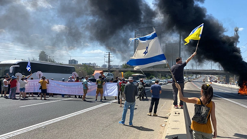 מפגינים חוסמים את כביש 4