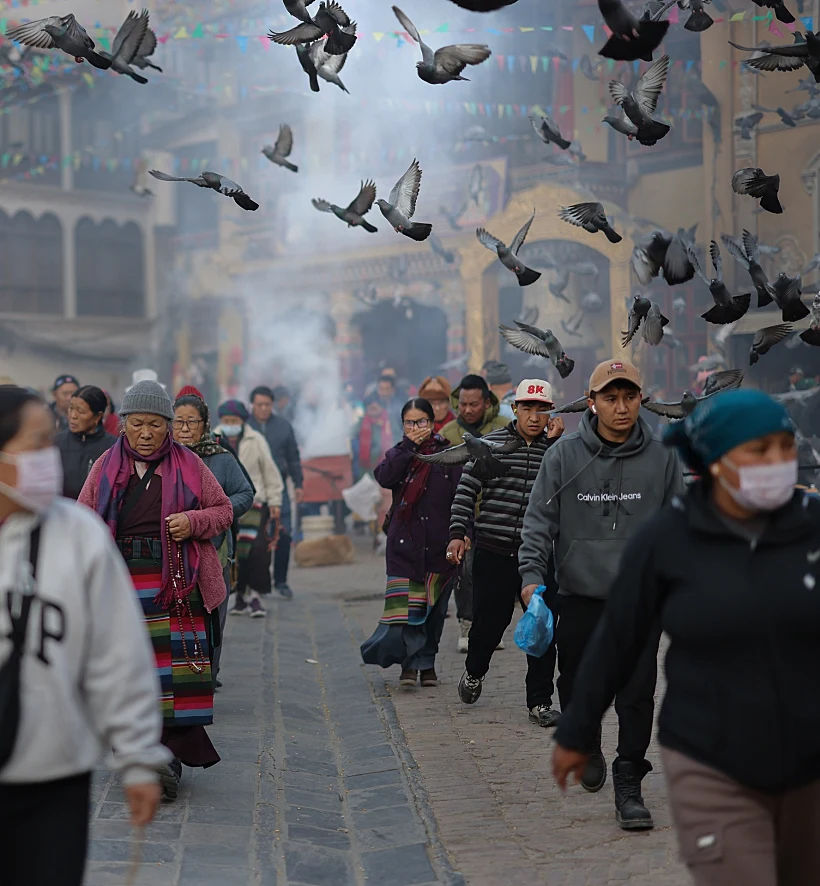 המאמינים הבודהיסטים מקיפים את הסטופה המרכזית של מקדש בודהנאת'