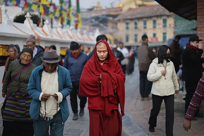 המאמינים הבודהיסטים מקיפים את הסטופה המרכזית של מקדש בודהנאת'